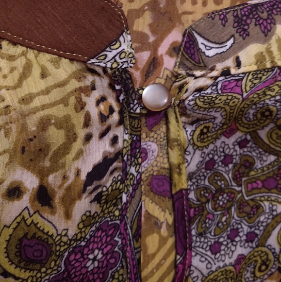 Animal/Floral print Blouse - Picture 6 of 6